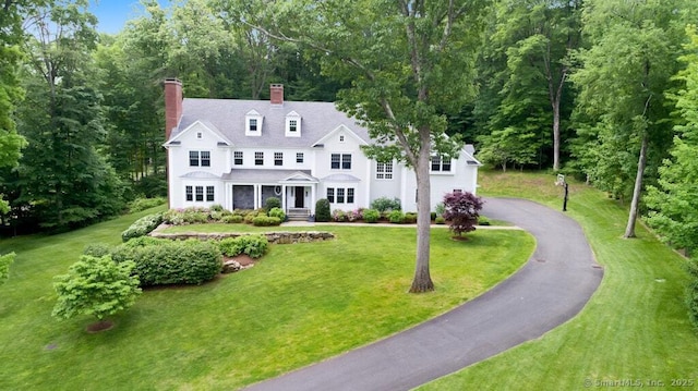 view of front facade with a front lawn