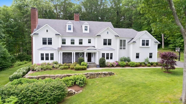 view of front facade featuring a front lawn