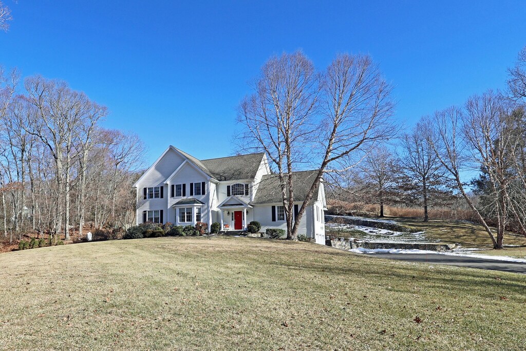 view of front facade featuring a front yard