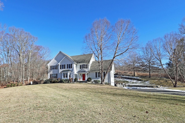 view of front facade featuring a front yard