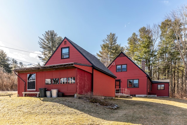view of front of home featuring a front yard and an outdoor structure
