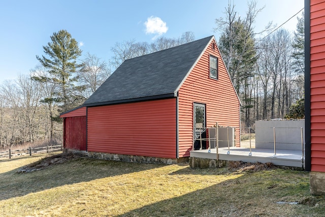view of outdoor structure featuring an outbuilding