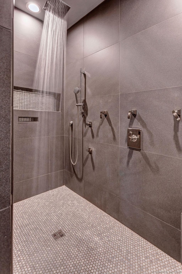 bathroom featuring a tile shower