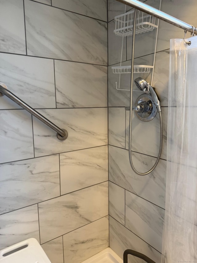 full bath with tiled shower