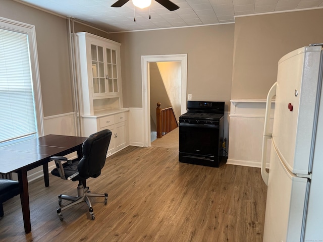 office area with crown molding, ceiling fan, and wood finished floors