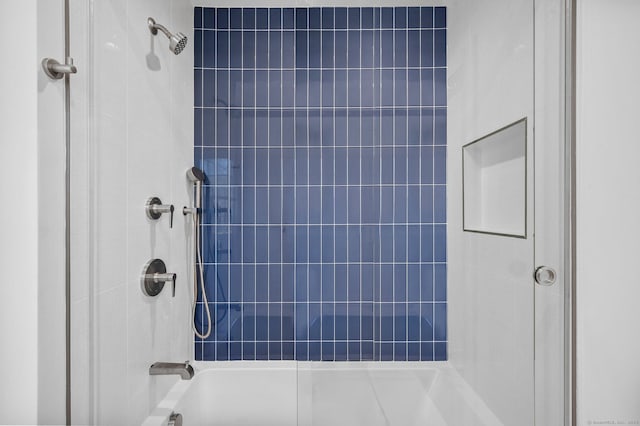 bathroom featuring tiled shower / bath combo