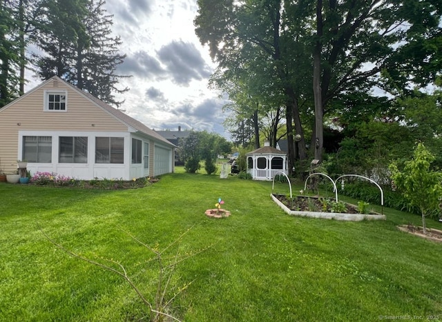 view of yard featuring an outdoor fire pit