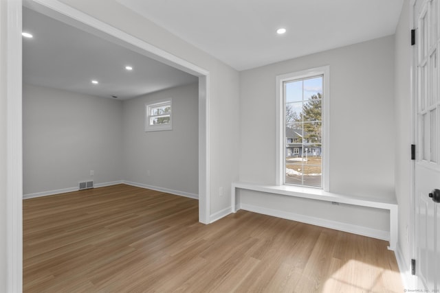 spare room with light wood finished floors, visible vents, recessed lighting, and baseboards