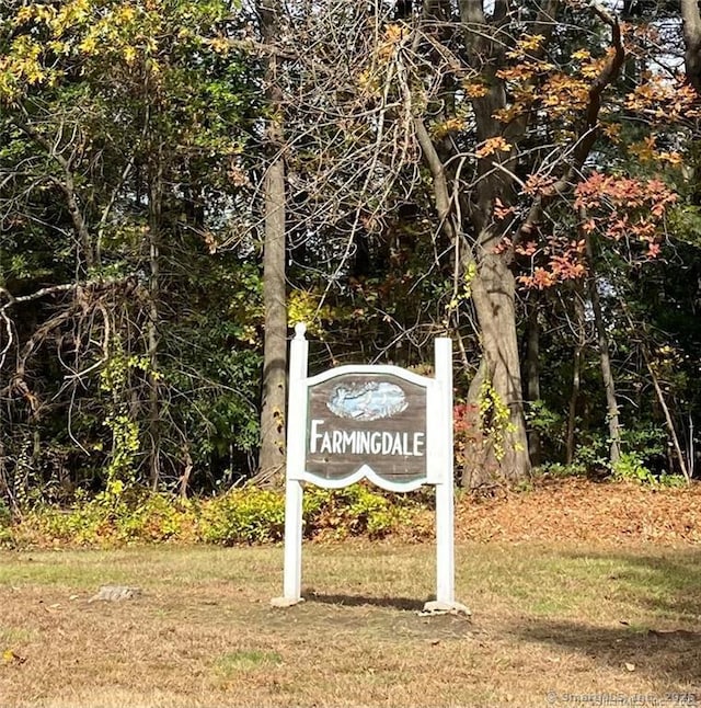 community sign with a yard