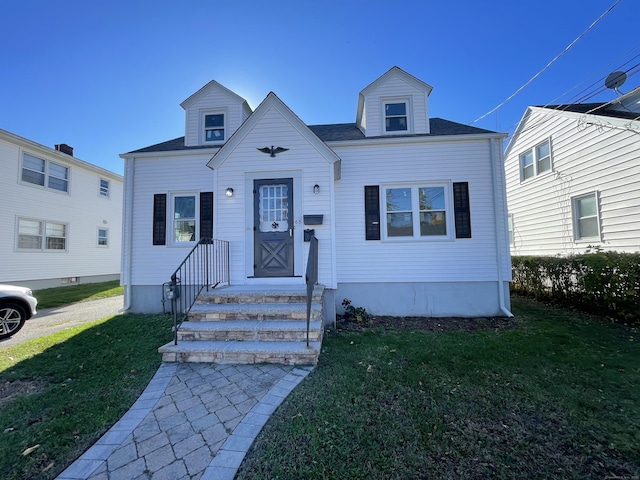 view of front of home featuring a front lawn