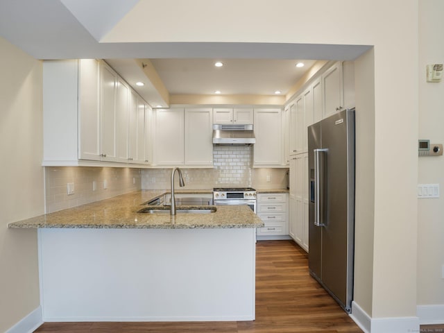 kitchen featuring white cabinetry, sink, stainless steel appliances, and kitchen peninsula