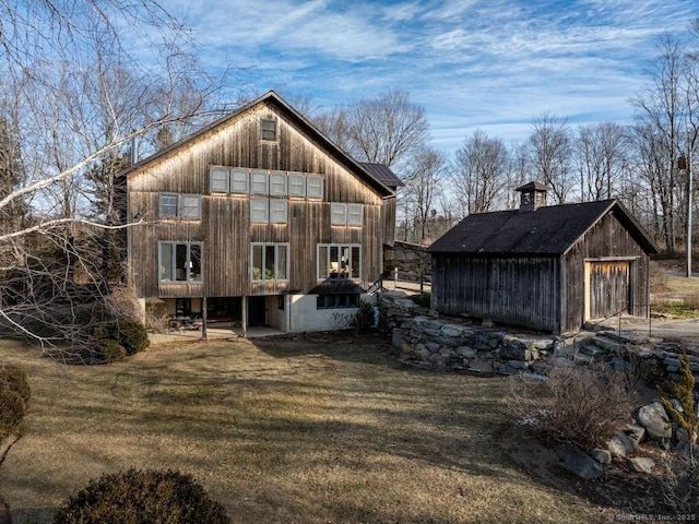 back of house featuring a yard