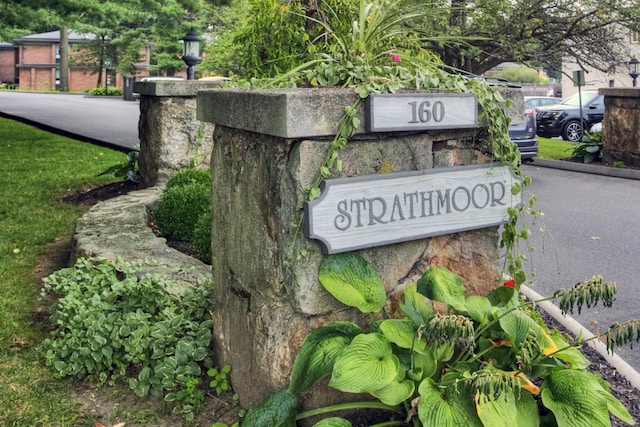 view of community / neighborhood sign