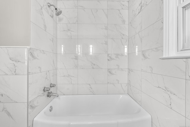 bathroom featuring tiled shower / bath