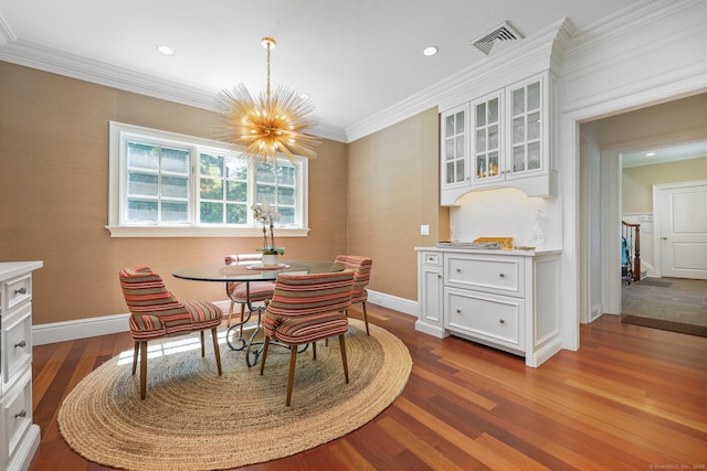 dining area with visible vents, baseboards, an inviting chandelier, and wood finished floors