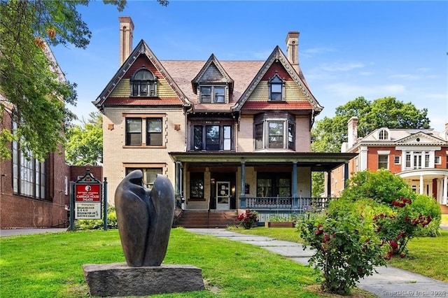 view of front of property featuring a front lawn and a porch