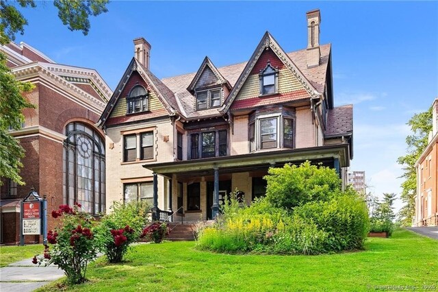 view of front facade featuring a porch and a front lawn