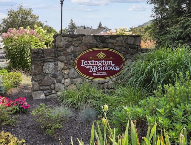 view of community / neighborhood sign