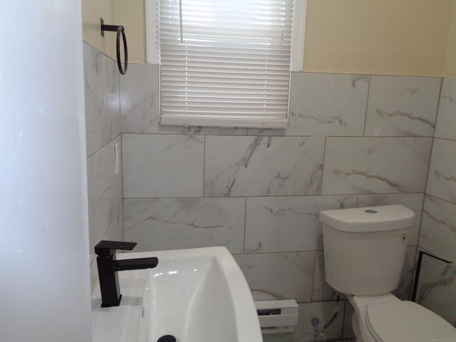 bathroom featuring toilet and sink