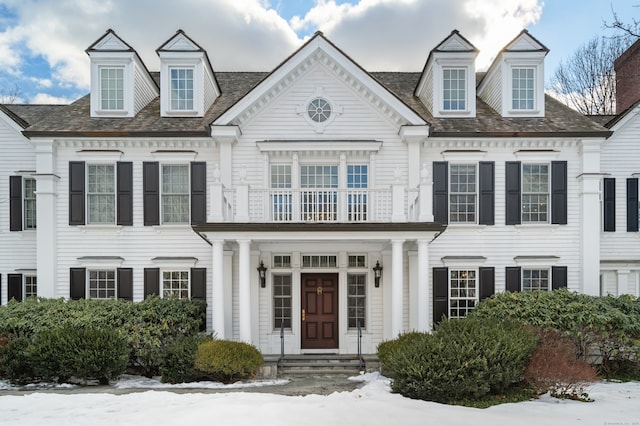 view of front of property featuring a balcony