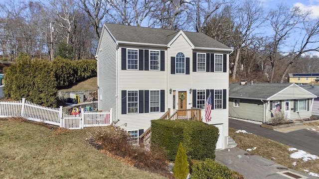 view of front of house with a front lawn