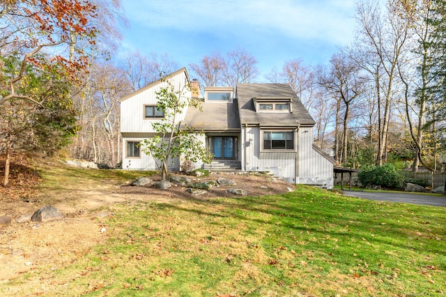 view of front of home featuring a front lawn and a carport