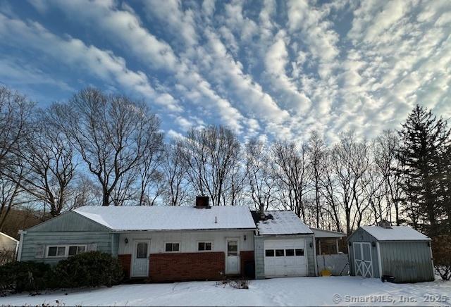 single story home featuring a garage