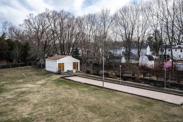 view of yard featuring a storage shed