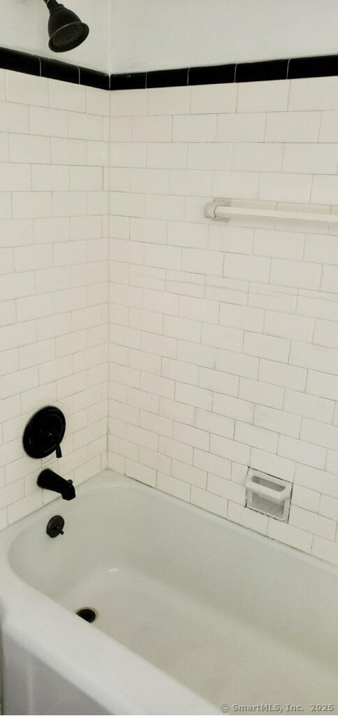 bathroom featuring tiled shower / bath