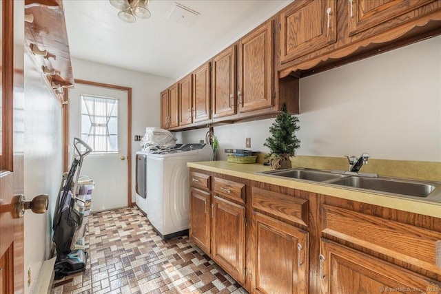 laundry room with cabinets, sink, and independent washer and dryer