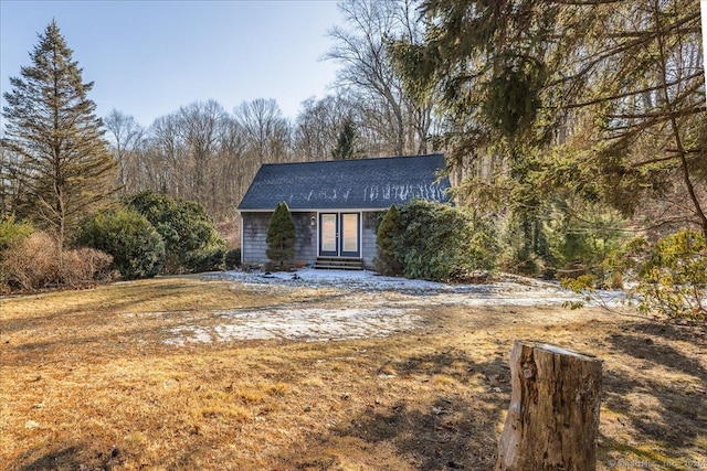 view of front of property with a front lawn