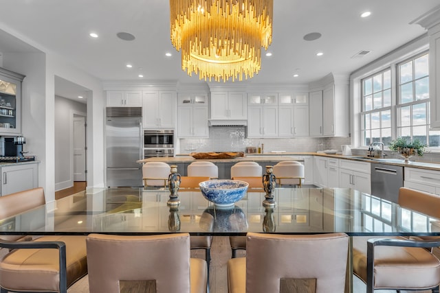 kitchen featuring stainless steel appliances, a kitchen breakfast bar, and a kitchen island