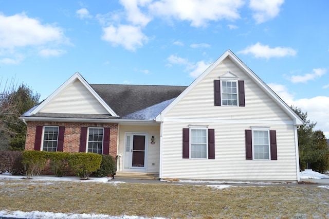 view of front of home featuring a front lawn