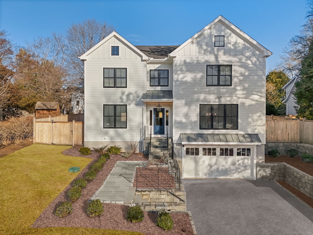 view of front facade featuring a garage and a front yard