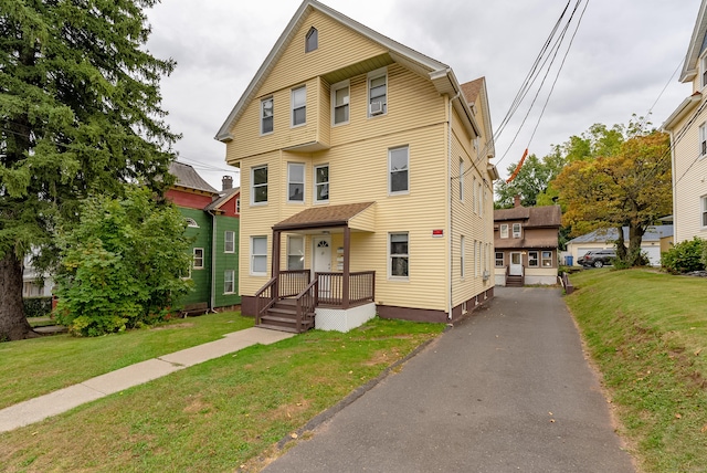 view of front facade featuring a front yard