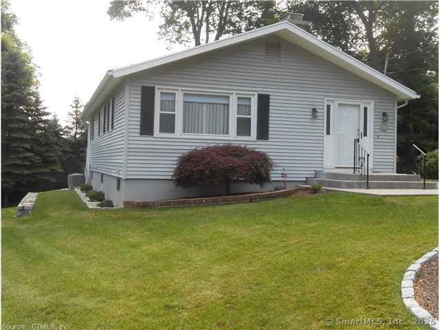 view of front of house with a front yard