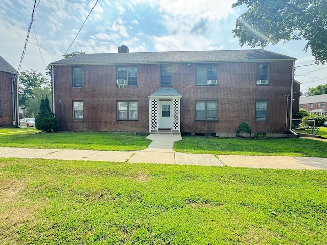 view of front of property featuring a front lawn