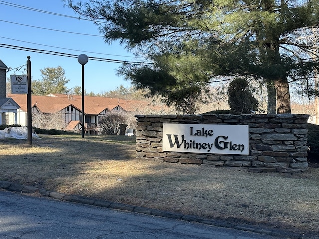 community sign featuring a yard