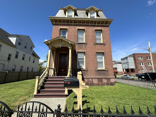 italianate house featuring a front lawn