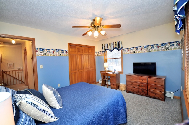 bedroom with ceiling fan, carpet floors, a textured ceiling, and a closet