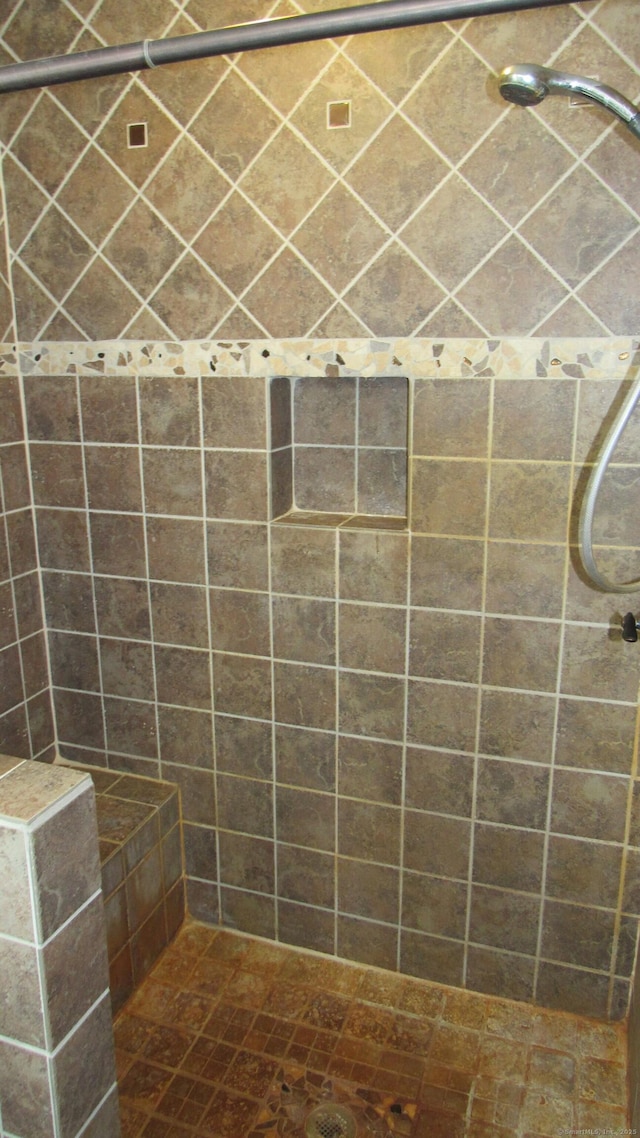 bathroom featuring tiled shower