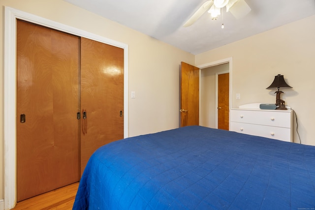 unfurnished bedroom featuring light wood-type flooring, ceiling fan, and a closet