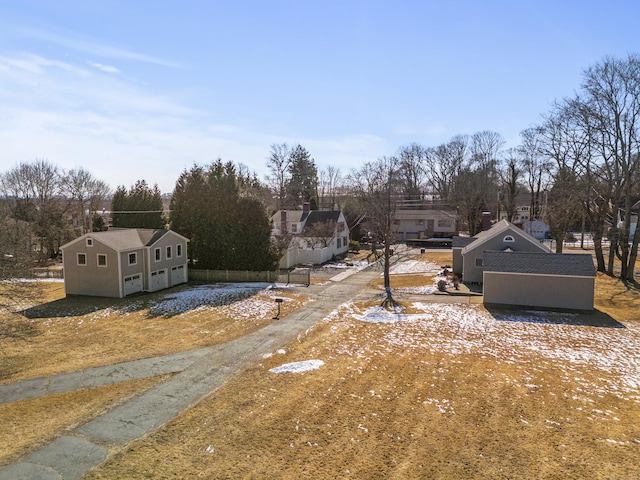 view of yard featuring an outdoor structure