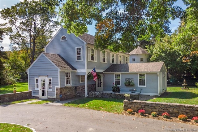 view of front facade with a front lawn