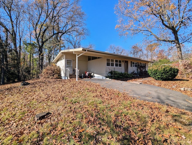 view of front facade featuring a carport