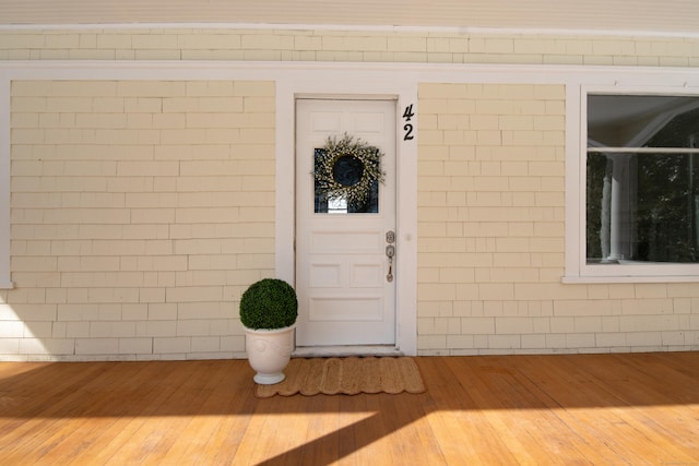 property entrance featuring a deck