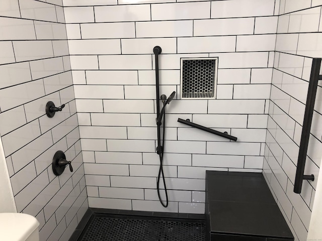 bathroom featuring a tile shower