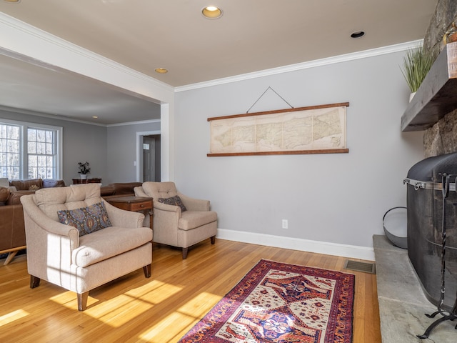 living room featuring baseboards, visible vents, wood finished floors, crown molding, and recessed lighting