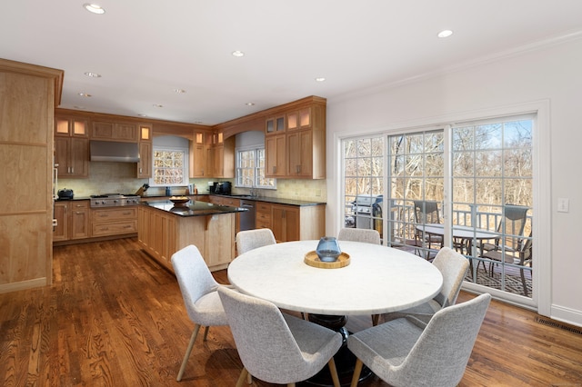 dining space featuring dark wood-style floors, baseboards, ornamental molding, and recessed lighting