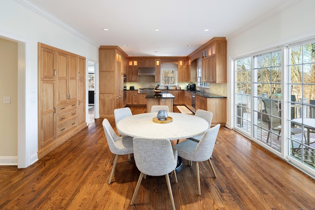 dining room with dark wood-style floors, plenty of natural light, crown molding, and recessed lighting